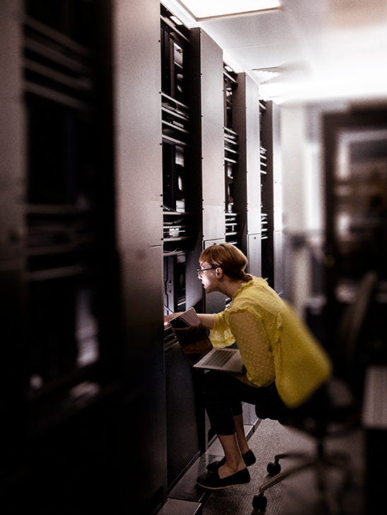 Hombre mirando el teléfono