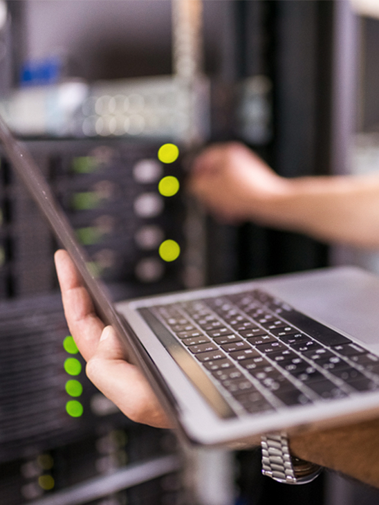 Hombre mirando el teléfono