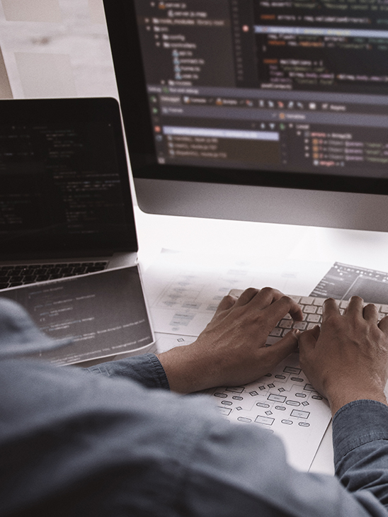 Hombre trabajando con un portátil