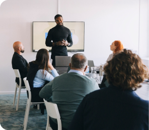 directivos reunidos en una sala de juntas