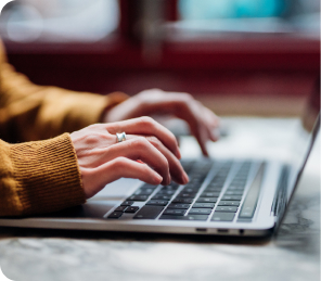 persona escribiendo en un portátil