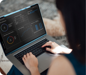 mujer con un portátil