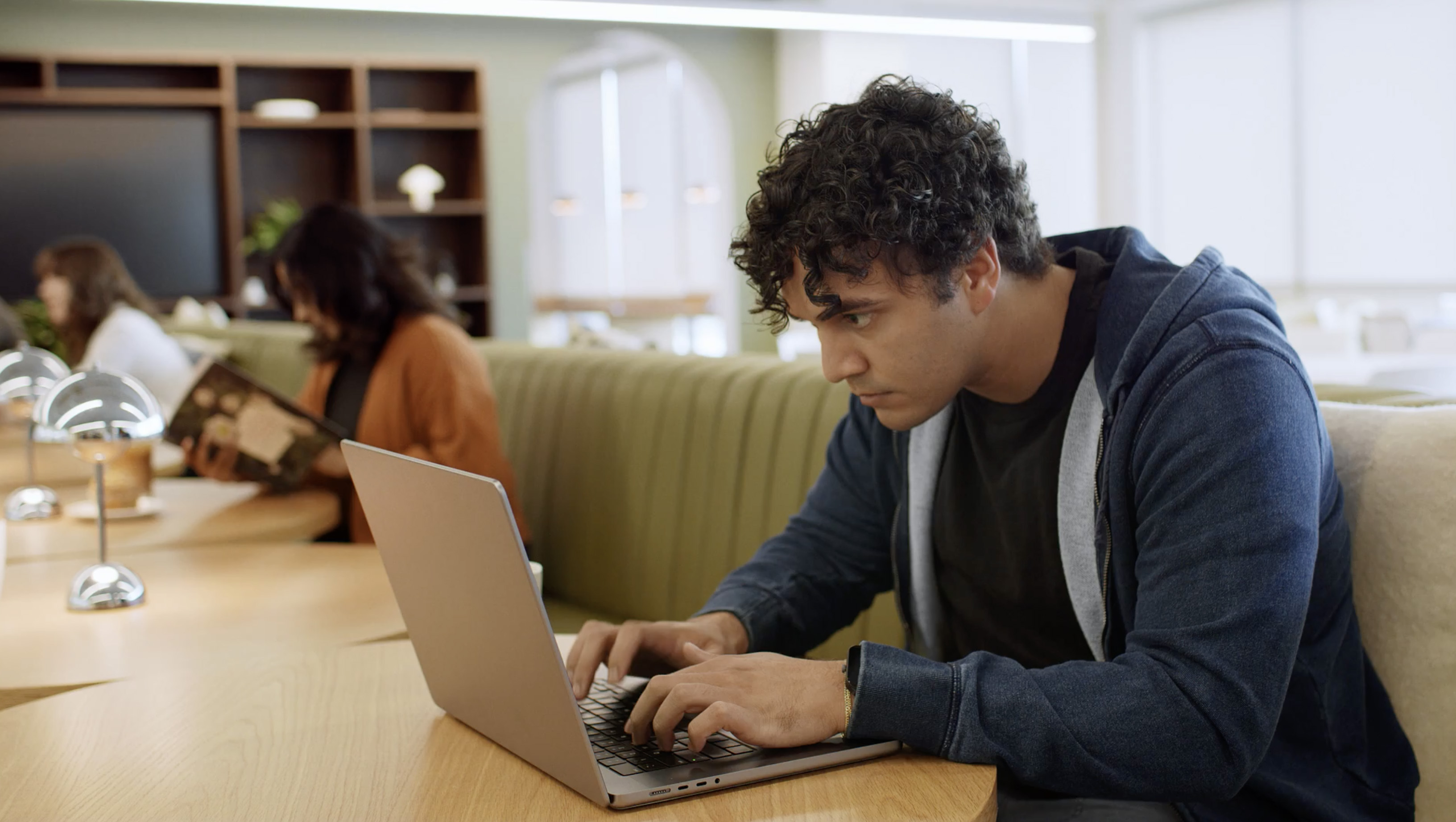 Vea cómo AI Runtime Security <br/>frustra un ataque.